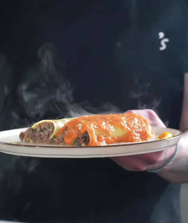 Plato casero humeante con salsa