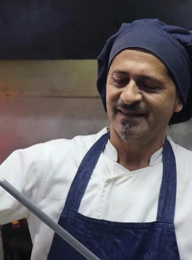 Cocinero de Lotito's sonriendo en la cocina