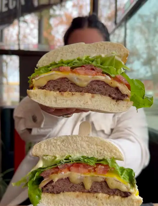 Hamburguesa Ashanti cortada al medio