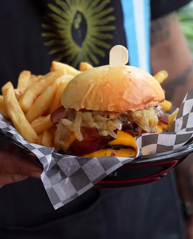 Hamburguesa con papas fritas en canasta