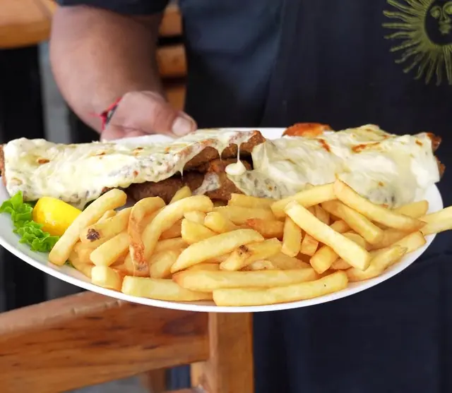 Milanesa napolitana con papas fritas
